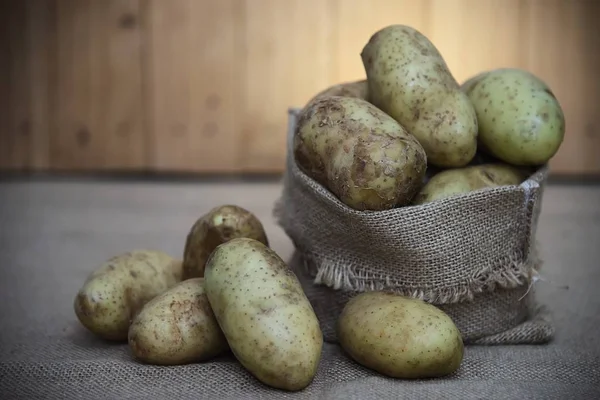 ポテト袋の背景で調理するための新鮮なジャガイモの準備ができて ポテト調理コンセプト — ストック写真