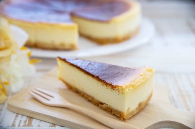 New York peynirli keki beyaz ahşap masada - ev yapımı fırın konsepti