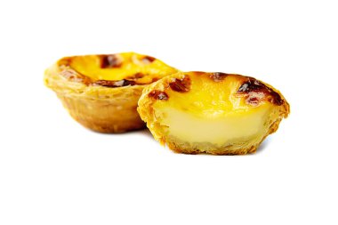 Beyaz arka planda yumurtalı tart tarifi - ünlü tatlı aşçısı konsepti