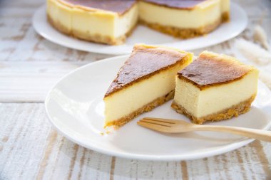 New York peynirli keki beyaz ahşap masada - ev yapımı fırın konsepti