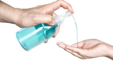 Babanın, alkol dezenfektanı jel pompası dağıtıcısını beyaz arka plan üzerinde elle izole ettiği yakın plan. Alkol dezenfektanı olan insanlar bakterileri ve COVID-19 virüs koruma kavramını engelliyor..
