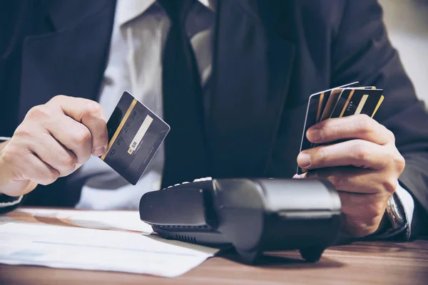 Mano Hombre Negocios Mostrando Tarjetas Crédito — Foto de Stock