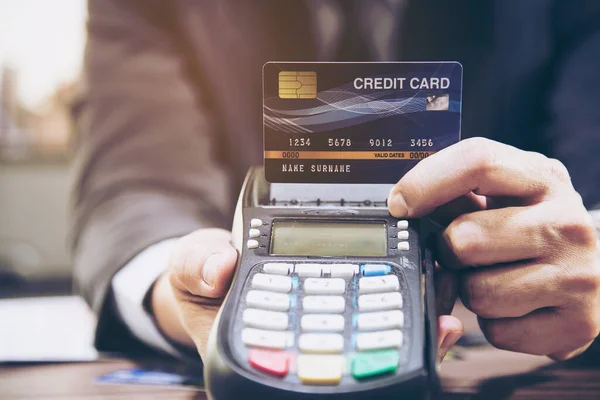 Mano Hombre Negocios Mostrando Tarjeta Crédito Con Máquina Tarjeta Crédito — Foto de Stock