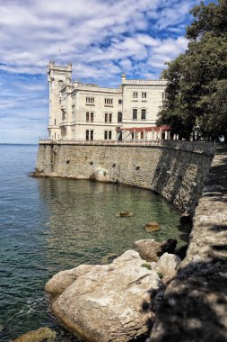 Kale Miramare deniz bulutlu gökyüzü altında tarafından