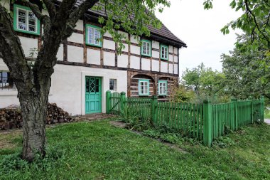 Küçük Bahçe Eskrim tarafından çerçeve ev yeşil ile