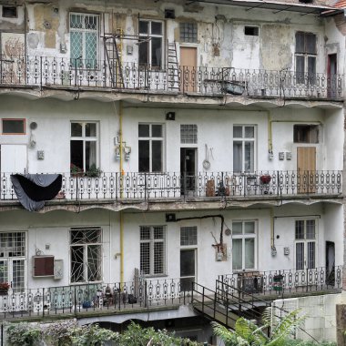 Metal korkuluk ile avlu Galerisi