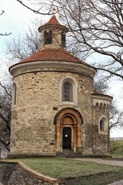 Küçük Romanik rotunda ağaçların yukarıda