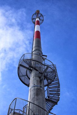 Uzun yayın kule ile outlook rampa