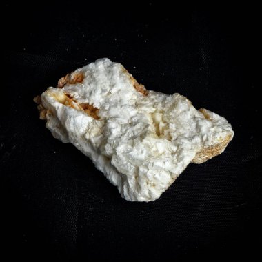 Beyaz kristal taş boşluklar ile