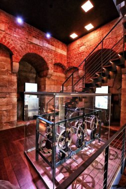 Eski kule saati makine yenilenmiş kulenin içinde