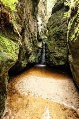 Şelale kayalarda küçük plaj