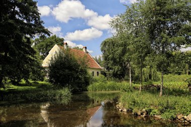 Havuz ağaçları ile eski ev