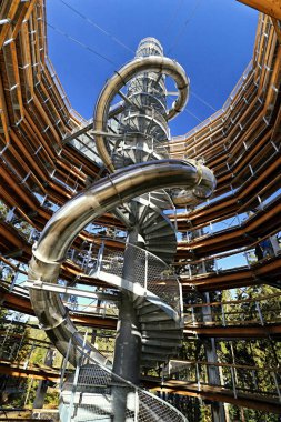 Merdivenlerden dağ eğlencenin ortasında ile metal kızak park