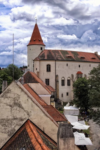 빨간 지붕 가진 오래 된 성곽 건물 — 스톡 사진