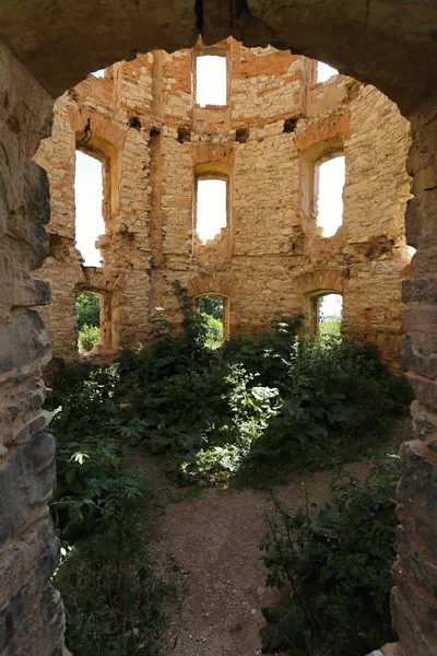 Dentro de la casa en ruinas redondeada —  Fotos de Stock