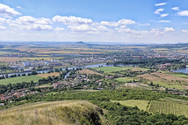 Plochá Severní Čechy krajina s průmyslových budov — Stock fotografie