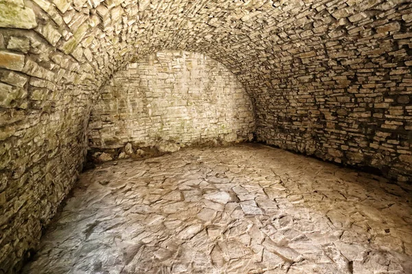 Історичне кам'яне сховище з арковою стелею — стокове фото