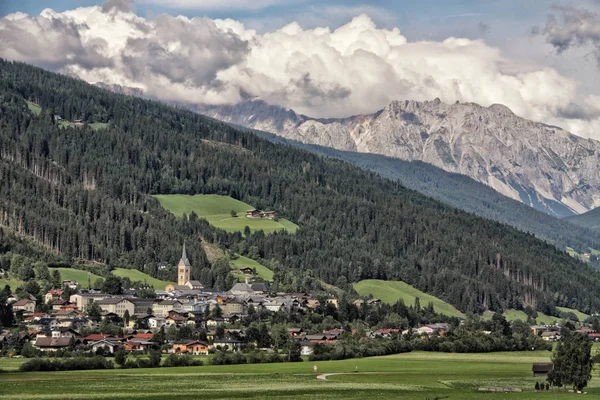 Landskapet i den österrikiska staden under kullar — Stockfoto