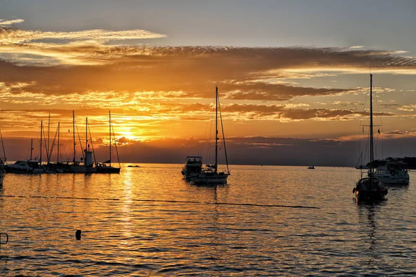 Puesta de sol en el puerto de yates — Foto de Stock