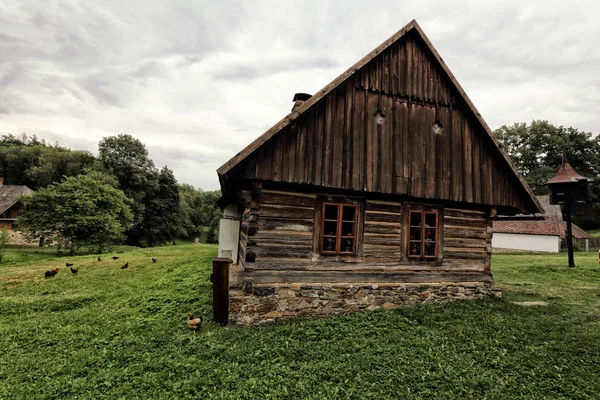 Історичний коричневий дерев'яний сільський будинок — стокове фото