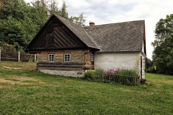 Houten bebost en ommuurde dorp gebouw — Stockfoto