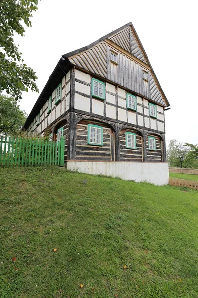 Grande casa de madeira na colina íngreme — Fotografia de Stock