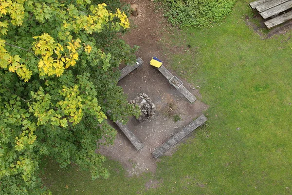 Kleiner Campingkamin mit Bänken von oben — Stockfoto