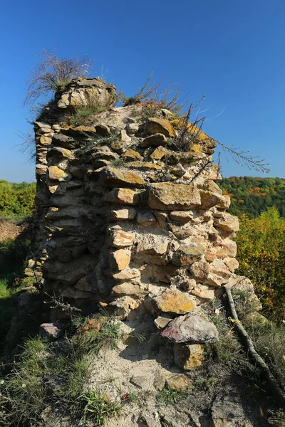 Restos de las paredes rotas del castillo —  Fotos de Stock
