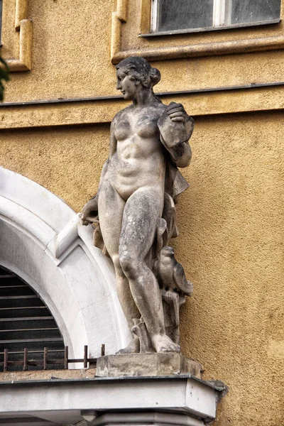 Statue de la dame nue sur l'arche de la porte — Photo