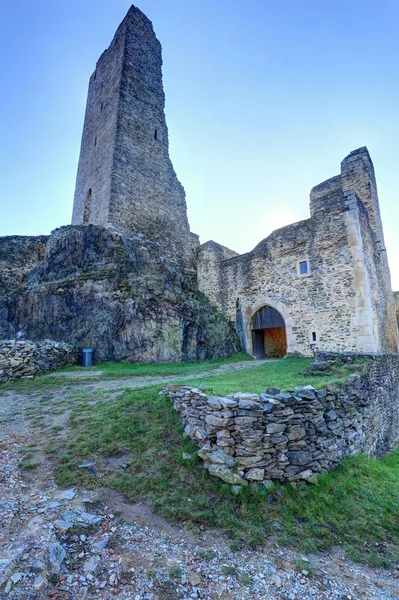 Burg okor zerstörte Mauern und Überreste des hohen Turms — Stockfoto