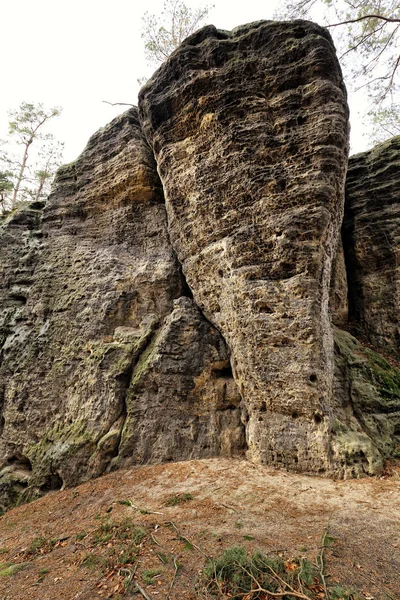 Песчано-каменная скалистый трещины горы с различными слоями — стоковое фото