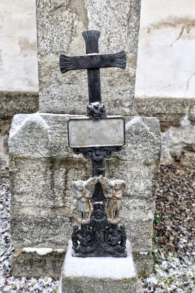 Antiguo crucifijo de tumba de metal con placa vacía — Foto de Stock