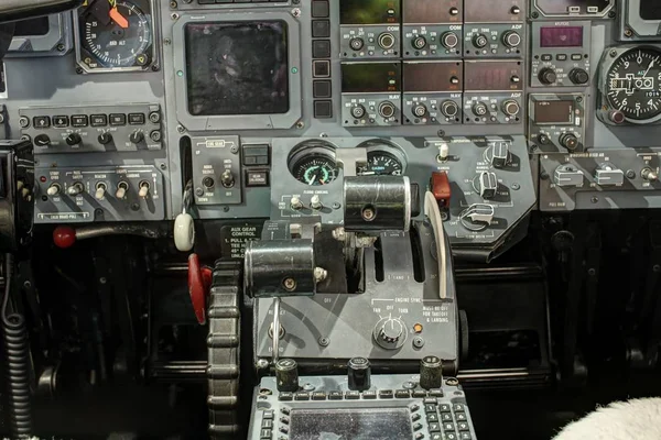 Detalhe do antigo cockpit a jato com alavancas de controle do motor — Fotografia de Stock