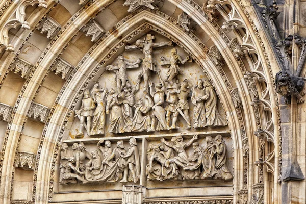 Докладно про портал собор Святого Віта з скульптури — стокове фото