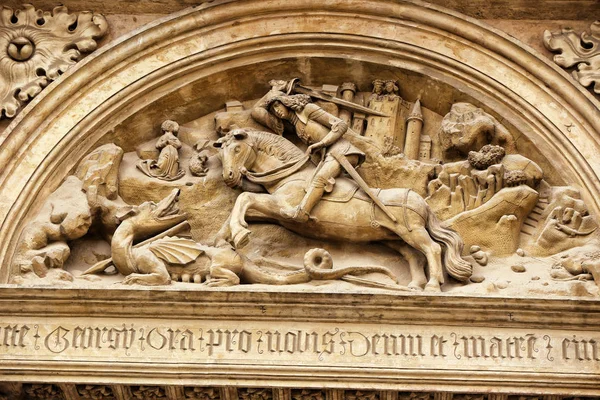 Сент-Джордж на коні relievo з латинського тексту — стокове фото