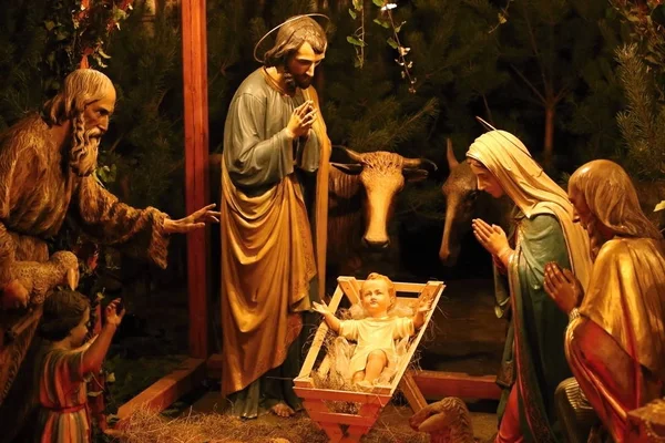 Cijfers van Saint gezin door de wedergeborenen van Christus in wieg — Stockfoto