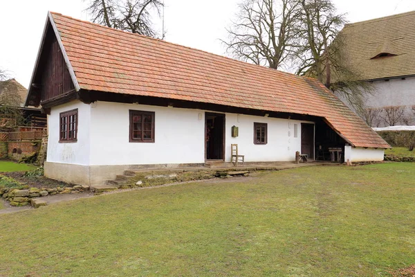 Casa tradicional checa com gramado e telhado vermelho — Fotografia de Stock