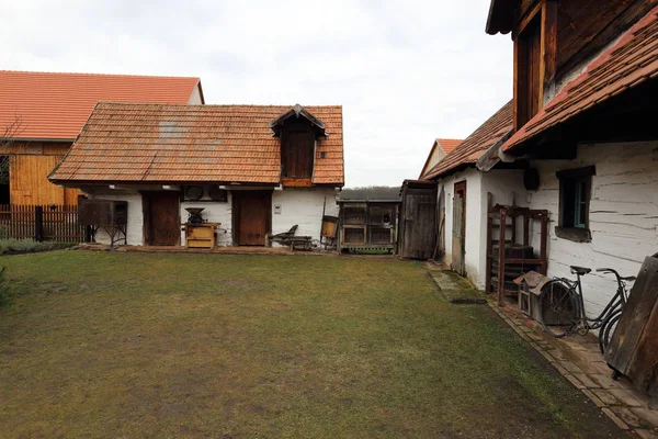 Bakgården av traditionella tjeckiska bondgård med litet skjul — Stockfoto