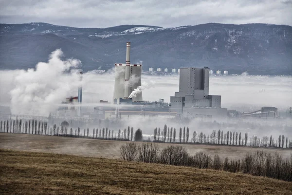 Gran central eléctrica Bilina en la niebla y las nubes — Foto de Stock