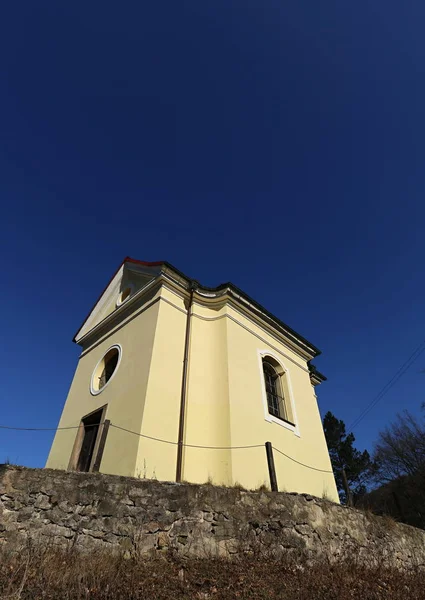 Derin mavi gökyüzü altında sarı chapelle — Stok fotoğraf