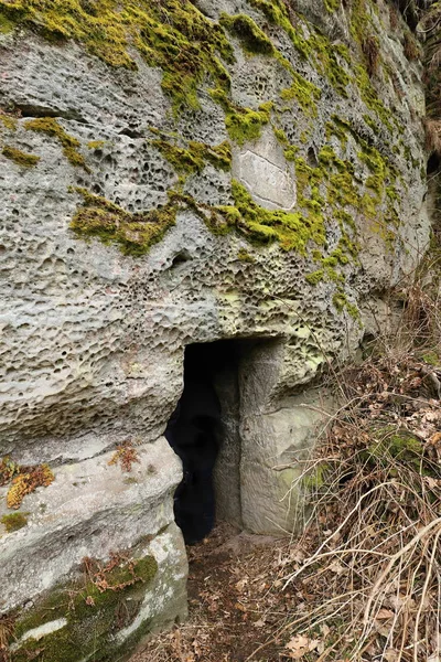 Portalul de pivniță tăiat în stâncă — Fotografie, imagine de stoc