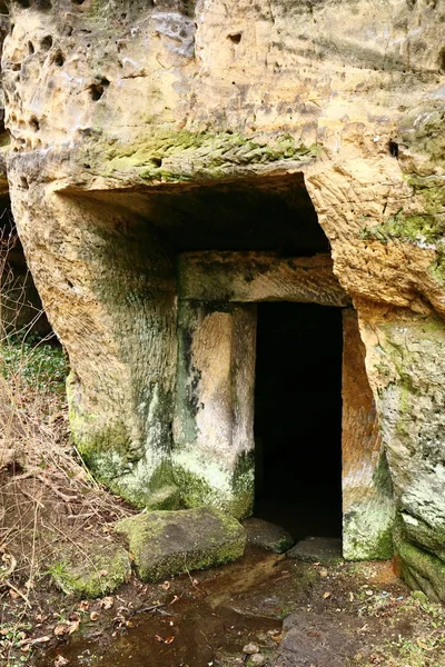 Ușă și portal în stâncă — Fotografie, imagine de stoc