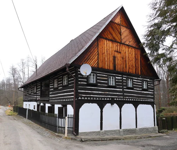 Casa de madeira velha com fundo de madeira branco — Fotografia de Stock