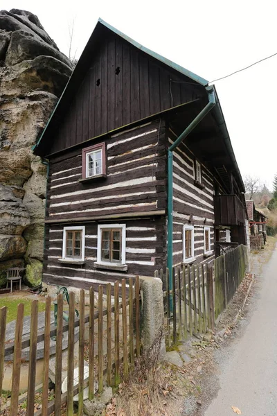 Bruna och vita smala timmerhus av rock och road — Stockfoto