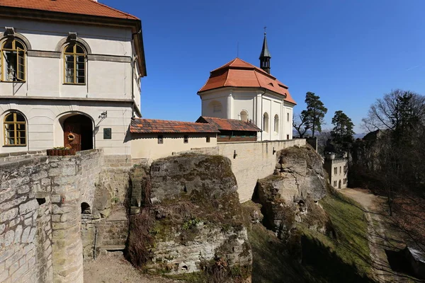 Valdstejn slott och kyrkan på klippan — Stockfoto