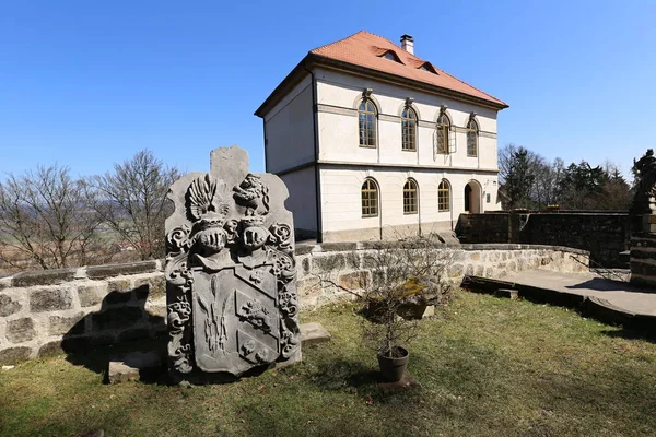 Valdstejn castelo com grande brasão de armas no campo — Fotografia de Stock