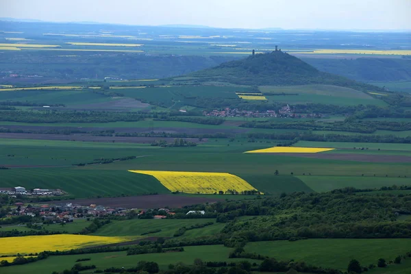 Zřícenina hradu na vzdálené jediným hill — Stock fotografie