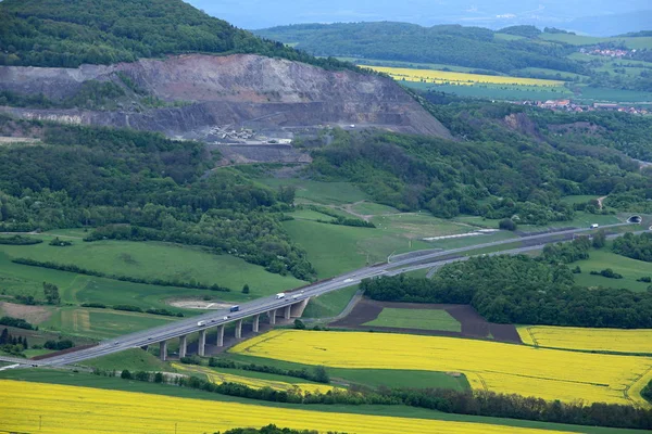 Dálniční most nad poli řepky — Stock fotografie