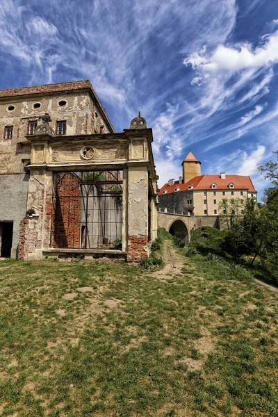 Castillo de Veveri con la antigua casa de cristal sin usar —  Fotos de Stock