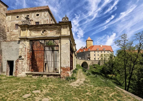 壊れたファサードと Veveri 城の建築 — ストック写真